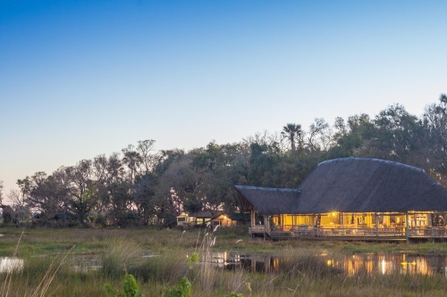Moremi Crossing hoofdgebouw schemering